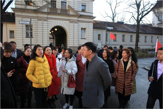 图片3黄博士为大家讲解医院体系_副本.jpg